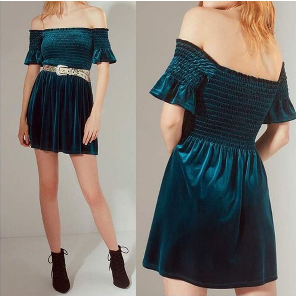 Urban Outfitters UO Dress Womens M Clara Off Shoulder Smocked Velvet Velour Teal